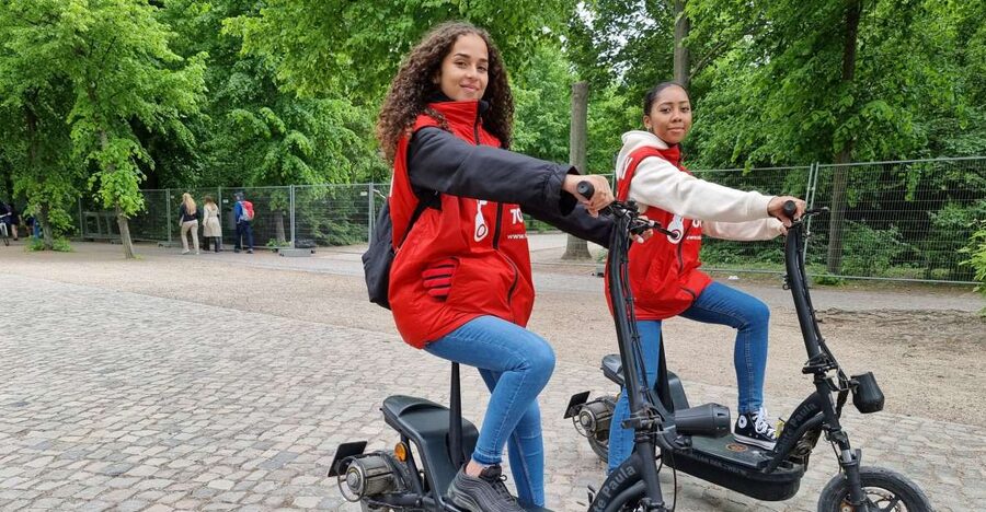 2-H Berlin: Top Sights Guided E-Scooter Tour - Getting started at Robot City