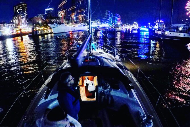 Authentic Sailingtrip "Beyond the Borders of the Port of Hamburg" - What the hands-on sailing is really like