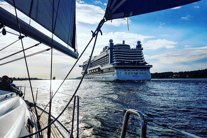Authentic Sailingtrip "To the Gates of Hamburg" from Wedel - How active should you be?