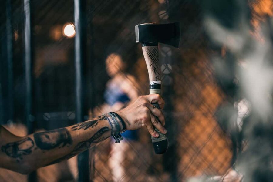 AXE THROWING & CRAFT BEER EXPERIENCE IN COLOGNE - My verdict on WoodCutter Köln