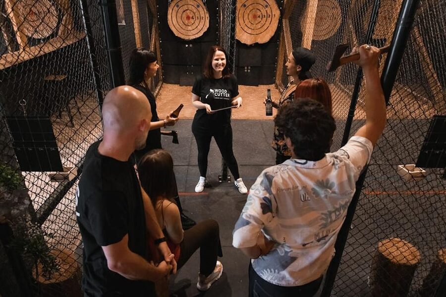 AXE THROWING EXPERIENCE IN BERLIN - What your one-hour session at WoodCutter Berlin looks like