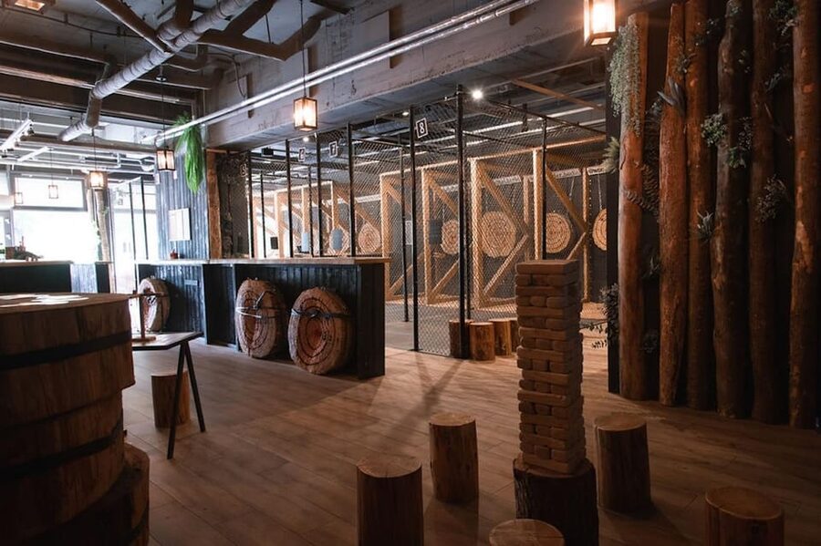 AXE THROWING EXPERIENCE IN BERLIN - Why the indoor city location helps