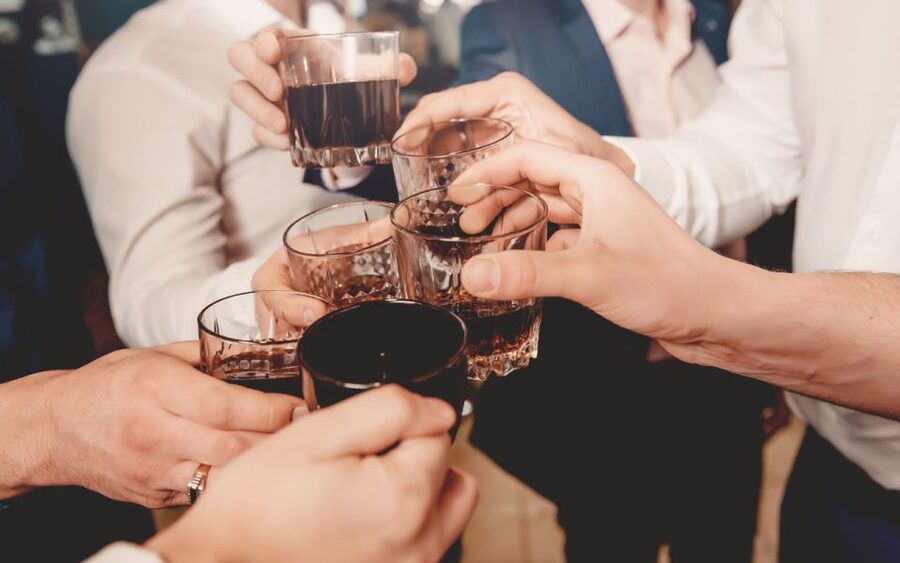 Bamberg: Bar & Club Tour with free Shots & VIP entry - Starting the night at the meeting point