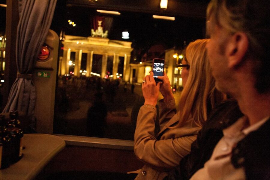 Berlin: 1.5-Hour Comedy Bus Tour in German - Museum Island without leaving the bus