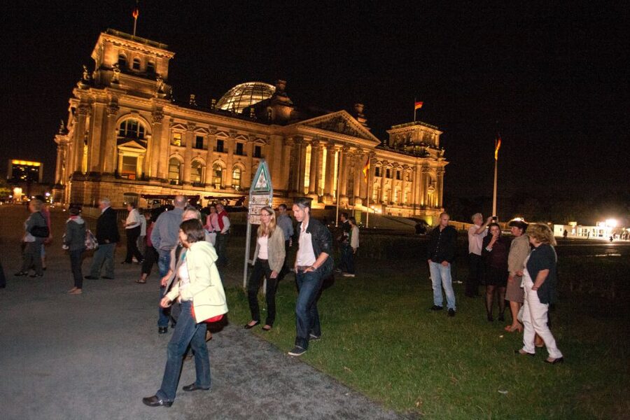 Berlin: 1.5-Hour Comedy Bus Tour in German - Choosing between the 6:00 PM and 8:00 PM departures