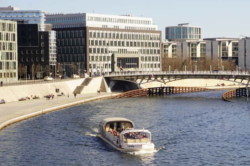 Berlin: 1-Hour Boat Tour with Bilingual Live Guide - What the live guide adds