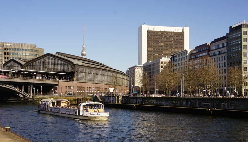 Berlin: 1-Hour Boat Tour with Bilingual Live Guide - Who should choose this cruise?