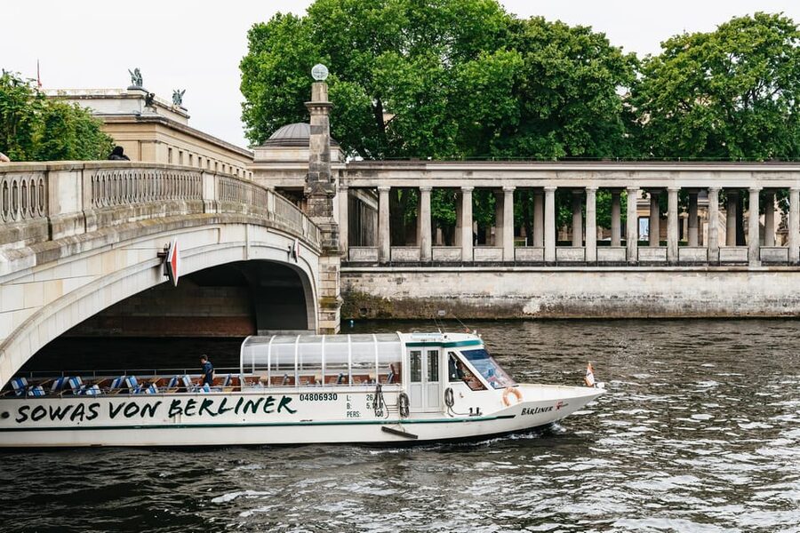 Berlin: 1-Hour City Sightseeing Cruise - Comfort, weather, and the onboard service