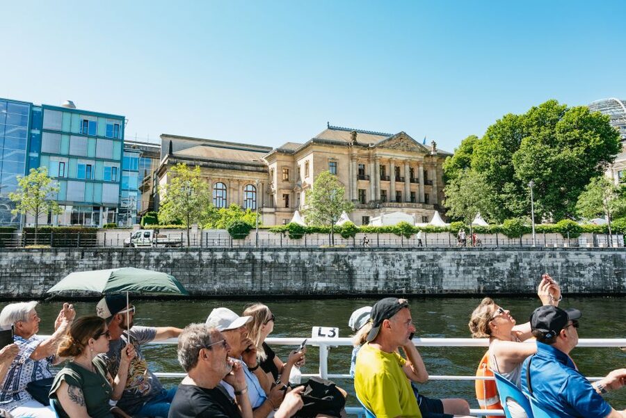 Berlin: 1-Hour City Tour by Boat with Guaranteed Seating - The Government Quarter and the Reichstag from the water
