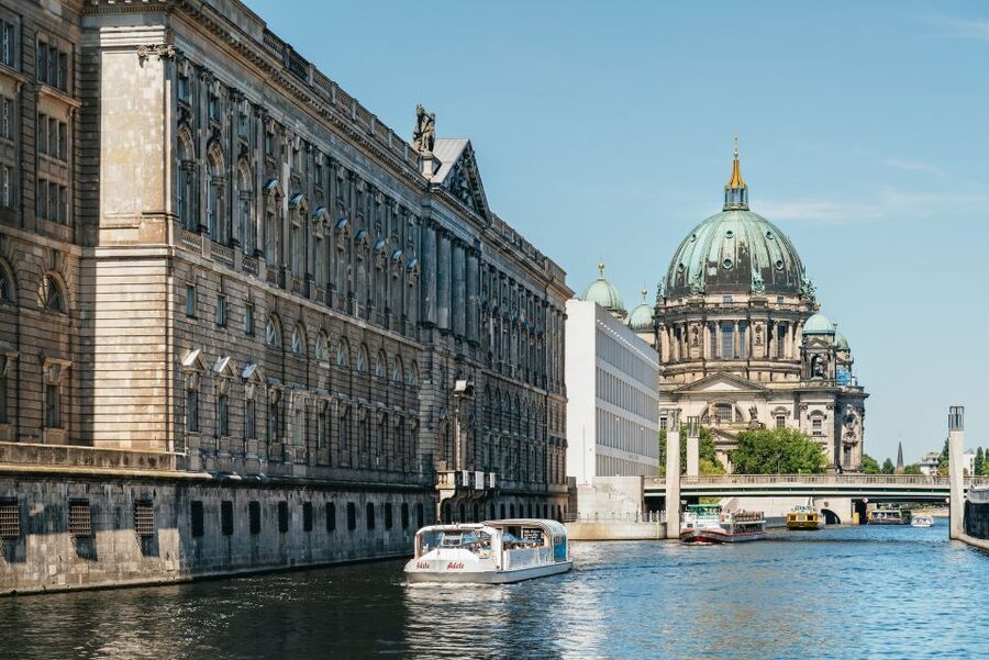 Berlin: 1-Hour City Tour by Boat with Guaranteed Seating - Hauptbahnhof, the Spree, and the city in motion