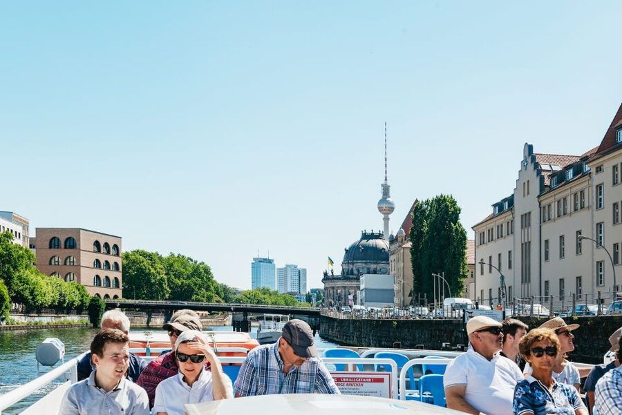 Berlin: 1-Hour City Tour by Boat with Guaranteed Seating - How the audio guide works in real use