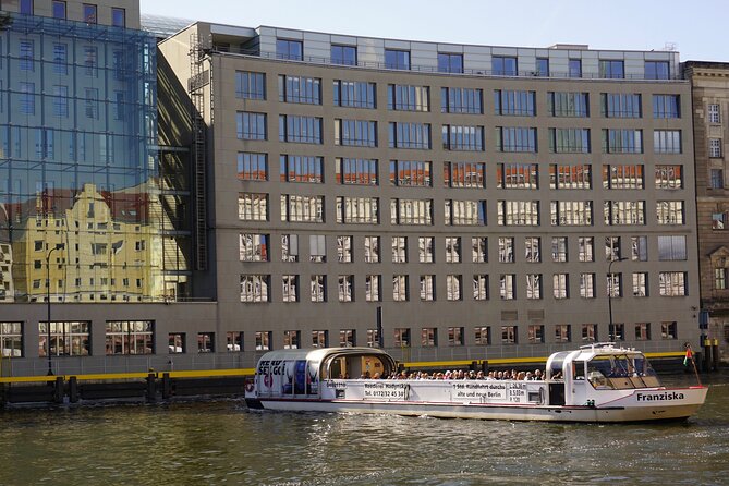 Berlin: 1-hr Boat Tour with Bilingual Live Guide (DE/EN) - The boats, seating, and weather