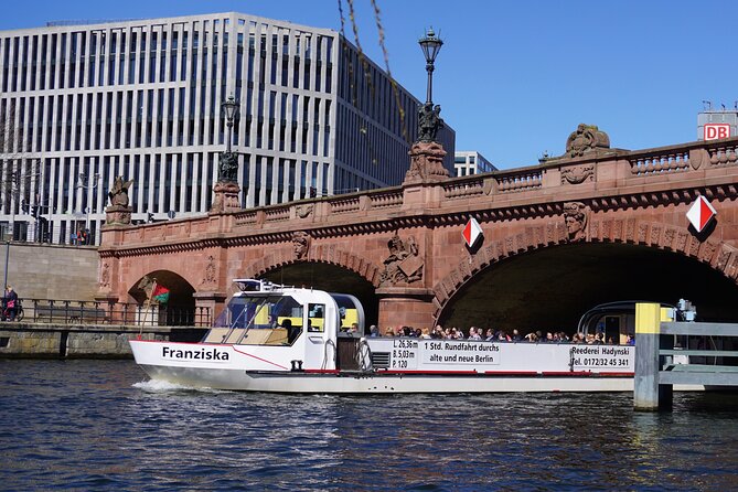 Berlin: 1-hr Boat Tour with Bilingual Live Guide (DE/EN) - Drinks, table service, and the onboard atmosphere