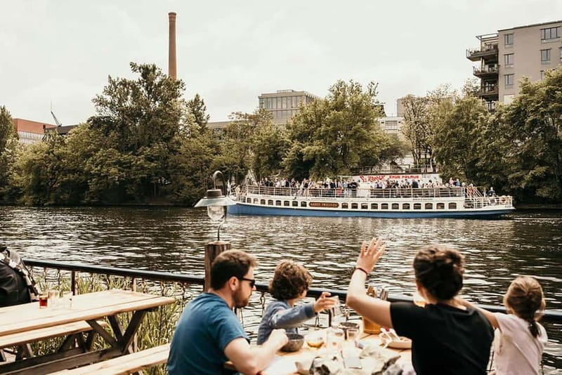 Berlin: 2.5-Hour Beer & Sunset Sightseeing Boat Cruise - Why Berlin looks better from the river at night