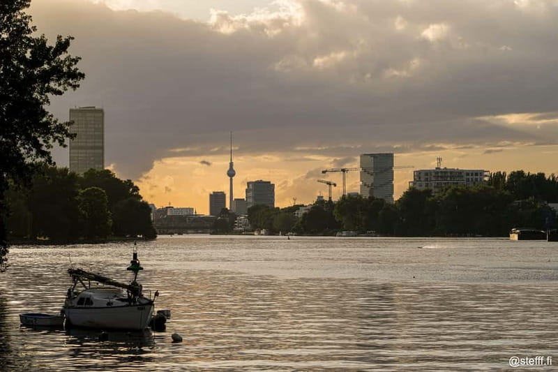 Berlin: 2.5-Hour Beer & Sunset Sightseeing Boat Cruise - Holzmarkt, East Side Gallery, and the wild east