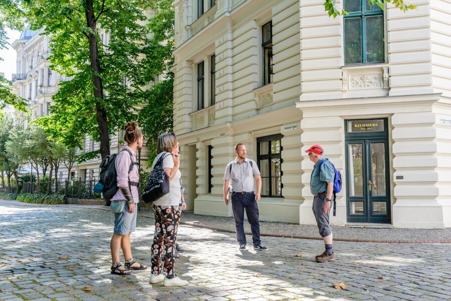 Berlin: 2.5-Hour Walking Tour through Kreuzberg 61 - Small memorials and overlooked corners