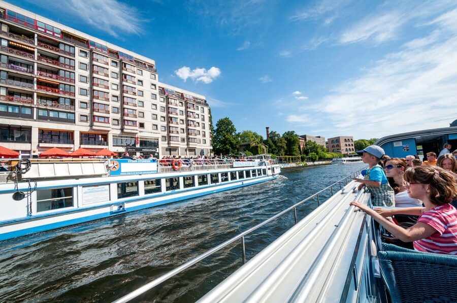 Berlin: 3.25-Hour Spree & Landwehrkanal Boat Tour - Food, drinks, and comfort over 195 minutes