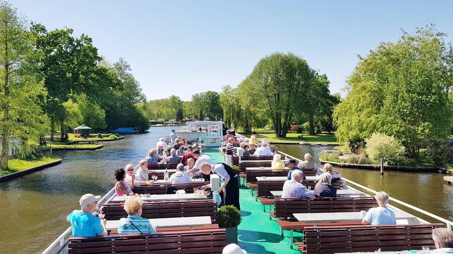 Berlin: 3.5-Hour Sightseeing Cruise on the Spree River - Charlottenburg Lock and the palace views