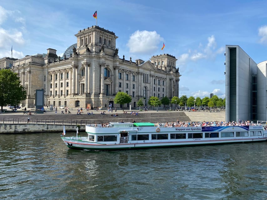 Berlin: 3.5-Hour Sightseeing Cruise on the Spree River - Friedrichstraße, Tränenpalast, and central Berlin