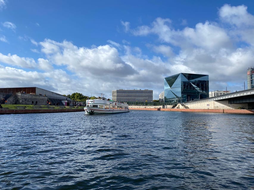 Berlin: 3.5-Hour Sightseeing Cruise on the Spree River - Museum Island, Humboldt Forum, and Nikolaiviertel