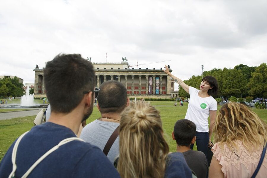 Berlin: 4-Hour Guided Highlights Tour in Spanish - Key details that shape the experience