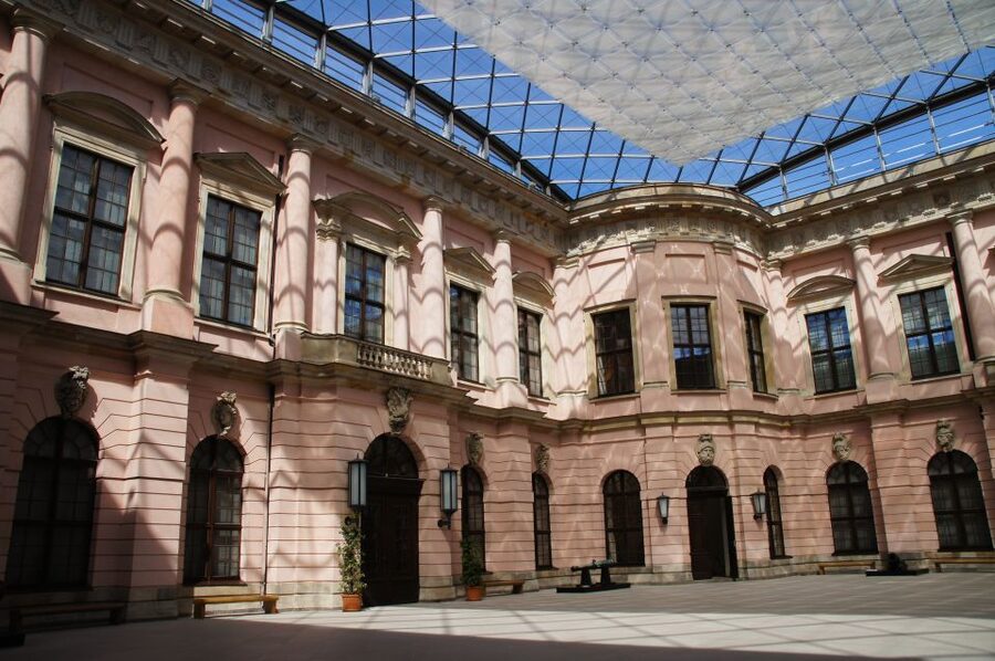 Berlin: 4-Hour Guided Highlights Tour in Spanish - Gendarmenmarkt and the planned pause