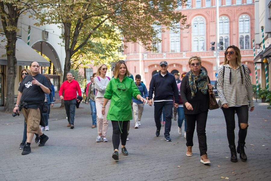 Berlin: 4-Hour Guided Highlights Tour in Spanish - Berlin’s Wall, divided neighborhoods, and escape stories