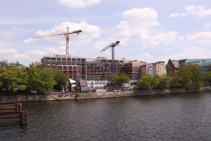 Berlin: Alternative Berlin Walking Tour - Friedrichshain: ending among art, nightlife, and change