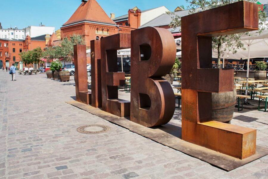 Berlin: Alternative Berlin Walking Tour - Meeting at Alexanderplatz and setting off
