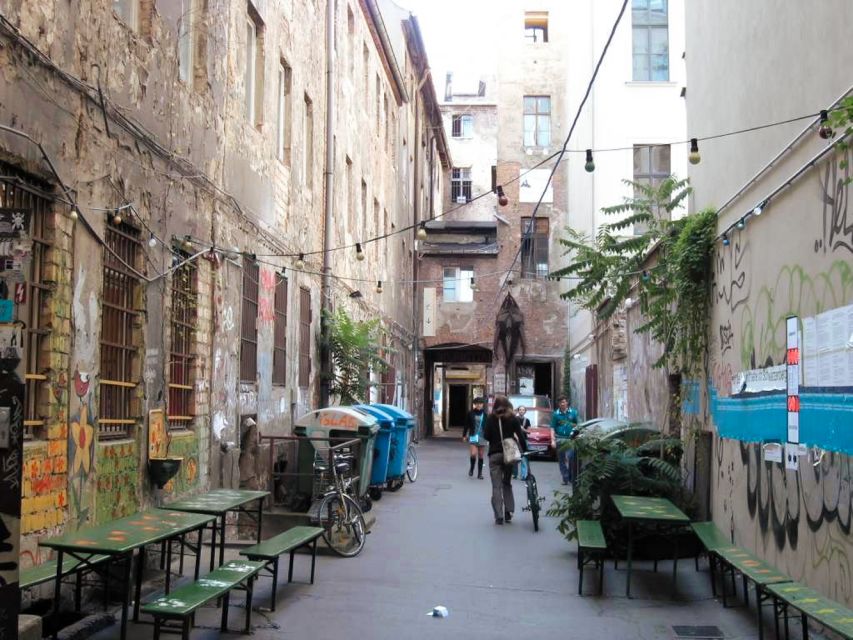 Berlin: Backyards of Berlin 2-Hour Tour - Jewish Berlin and the First Cemetery