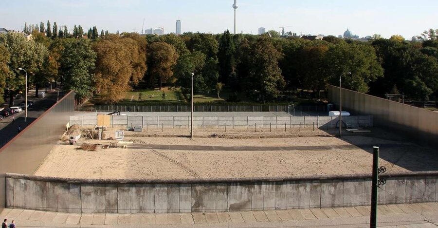 Berlin: Berlin Wall and the Cold War Walking Tour - The original Wall versus Berlin’s modern city
