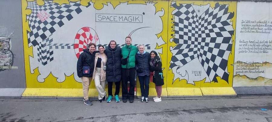 Berlin: Berlin Wall & East Side Gallery Walking Tour - Spending an hour at the East Side Gallery