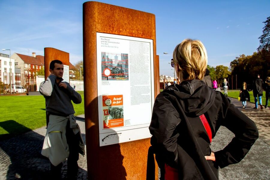 Berlin: Berlin Wall Tour Berlin East West - Following the famous street of the Berlin Wall