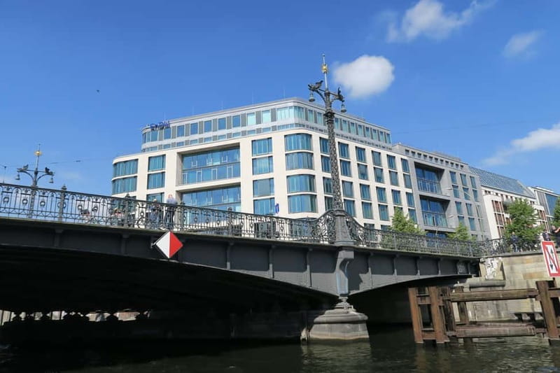 Berlin: Boat Sightseeing Cruise with Audioguide - Friedrichstrasse and Weidendammer Brücke