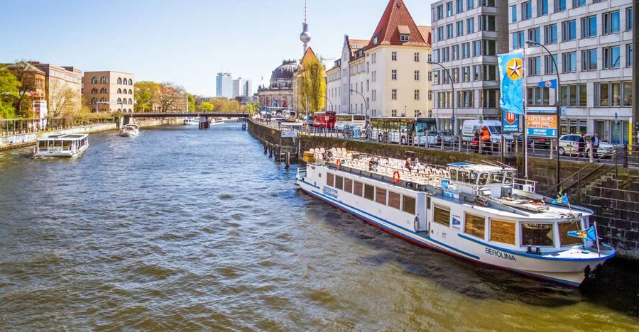 Berlin: Boat Tour Along the River Spree - Berlin Central Station and the riverfront city