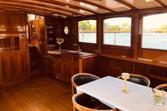 Berlin Boot Sightseeing Tour on Electric Private Yacht - The Reichstag from the water