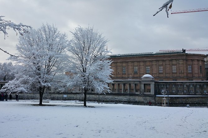 Berlin City Center: The Most Famous Sites (private 3 hours Walking tour) - Humboldt University and Neue Wache: ideas, war, and remembrance