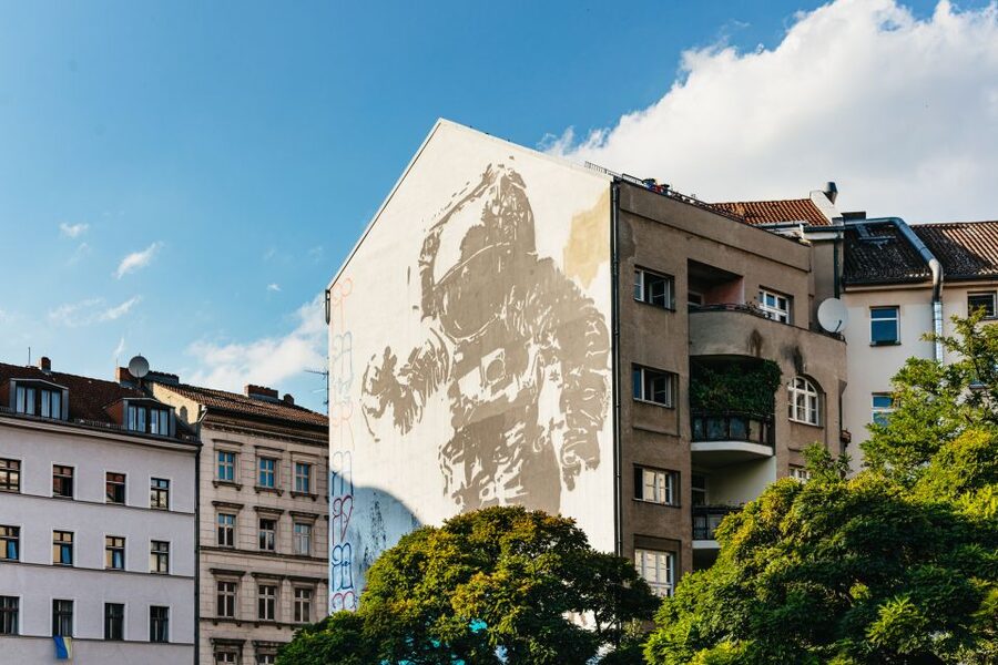 Berlin: City Street Art Guided Walking Tour - Moving between East and West Berlin