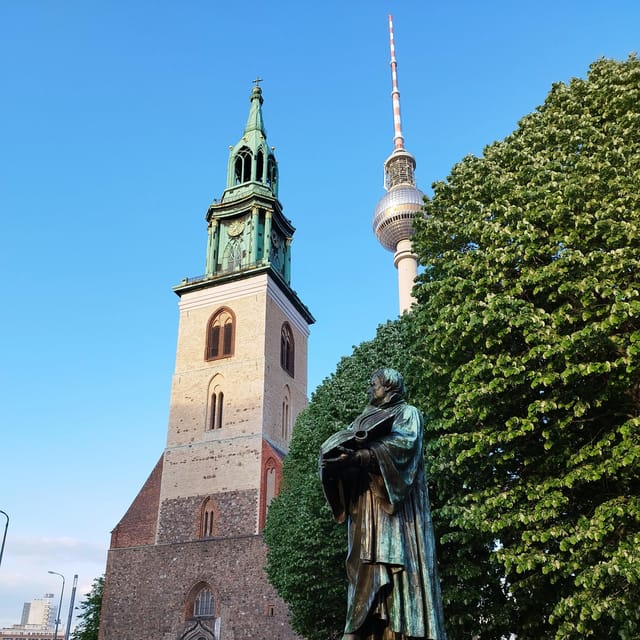 Berlin (E)Bike Tour Historical Highlights in Small groups - The guide, photographs, and overall service