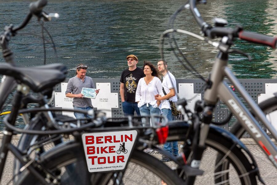 Berlin: E-Bike Tour of the Berlin Wall and Mitte Highlights - Nikolaiviertel to Alexanderplatz and the modern finish