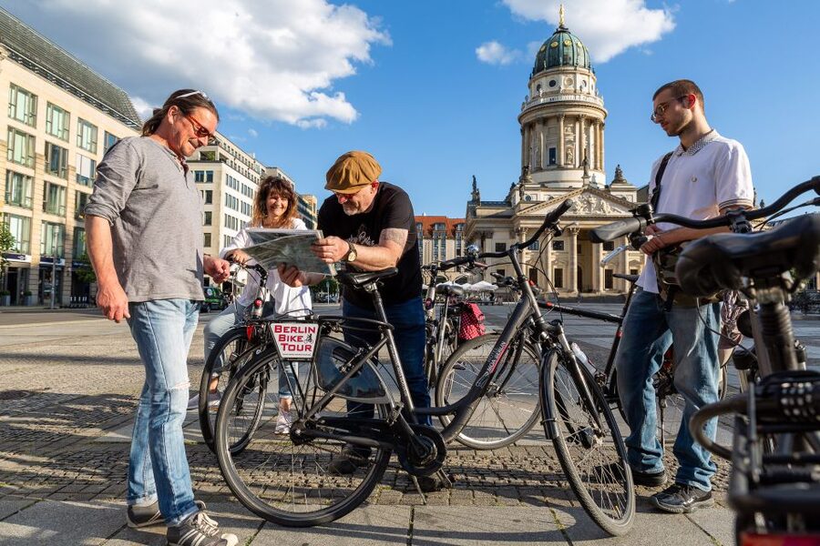 Berlin: E-Bike Tour of the Berlin Wall and Mitte Highlights - Mauerpark and the former line through the city