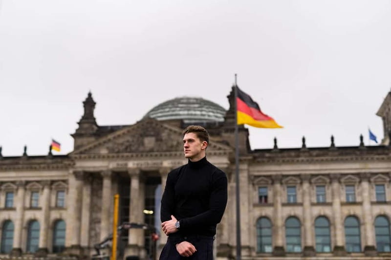 Berlin: Early Morning Private Photoshoot to avoid the Crowd - Posing Help Without Stiff Holiday Pictures