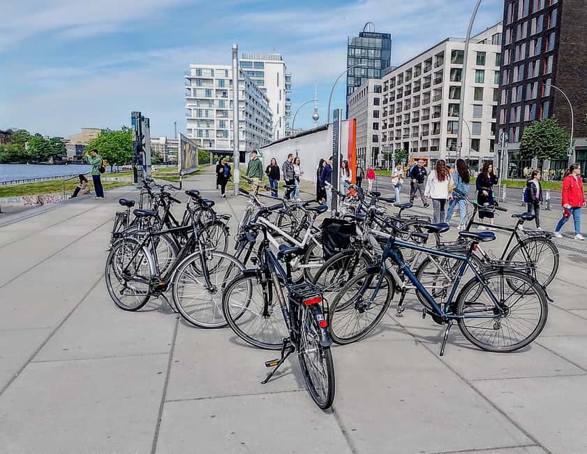 Berlin: East and West Wall Tour by Bike with a Guide - How the guide affects the experience