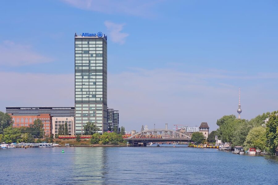Berlin: East Side Gallery Spree Cruise in a Solar Catamaran - Treptower Park and Insel der Jugend