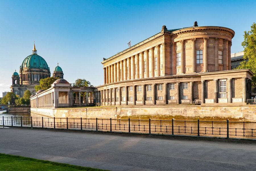 Berlin: Entry to Alte Nationalgalerie - Entering on Bodestraße and getting oriented