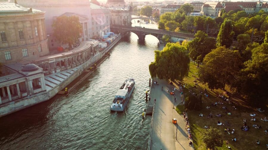 Berlin: Evening Boat Cruise – Romance & Moonlight - Key points to know before booking