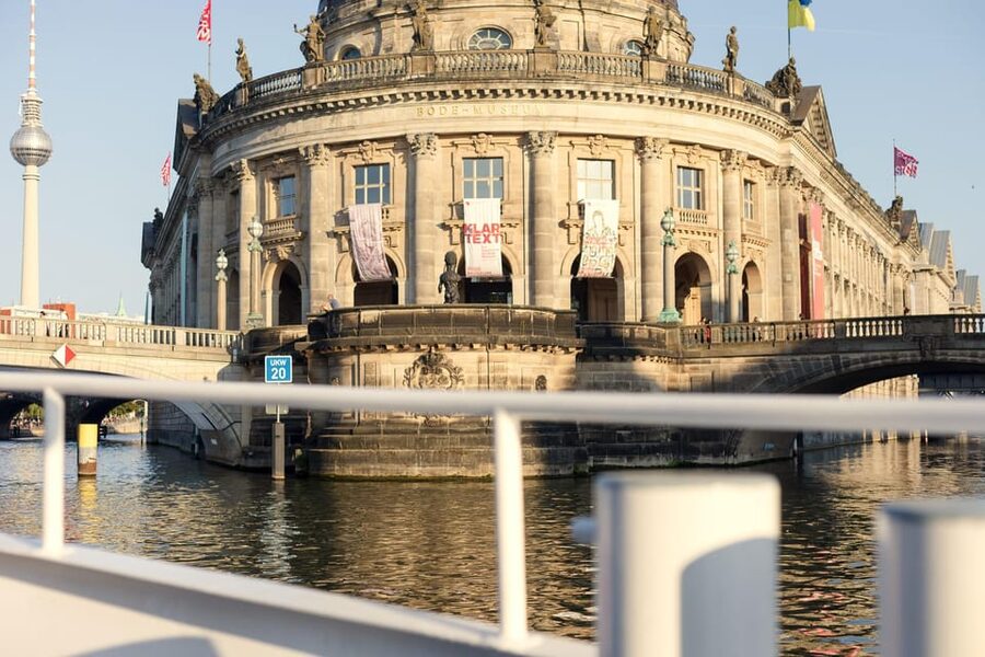 Berlin: Evening Boat Cruise – Romance & Moonlight - Museum Island and Berlin Cathedral