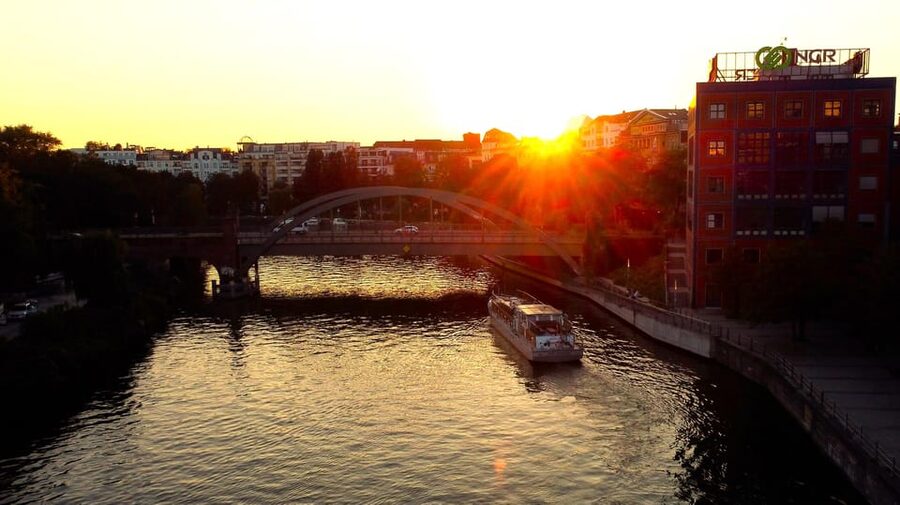 Berlin: Evening Boat Cruise – Romance & Moonlight - Music, wine, and the reality of onboard service