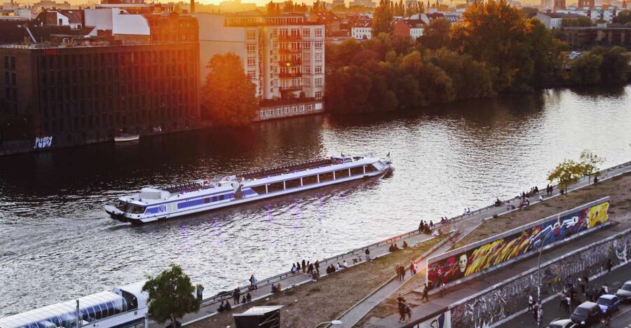 Berlin: Evening City Sightseeing Cruise - Key points to know before boarding