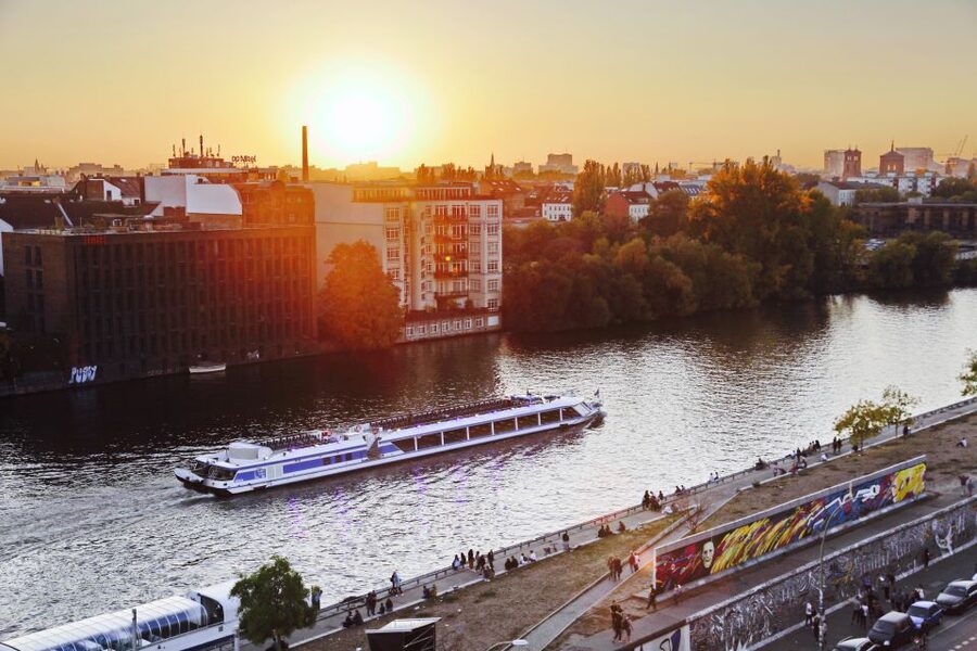 Berlin: Evening City Sightseeing Cruise - Boarding near Friedrichstraße and the start of the cruise